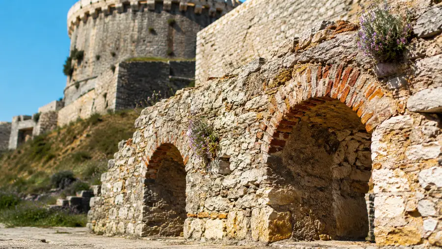 Die Geschichte und Fakten der Burg Lekursi